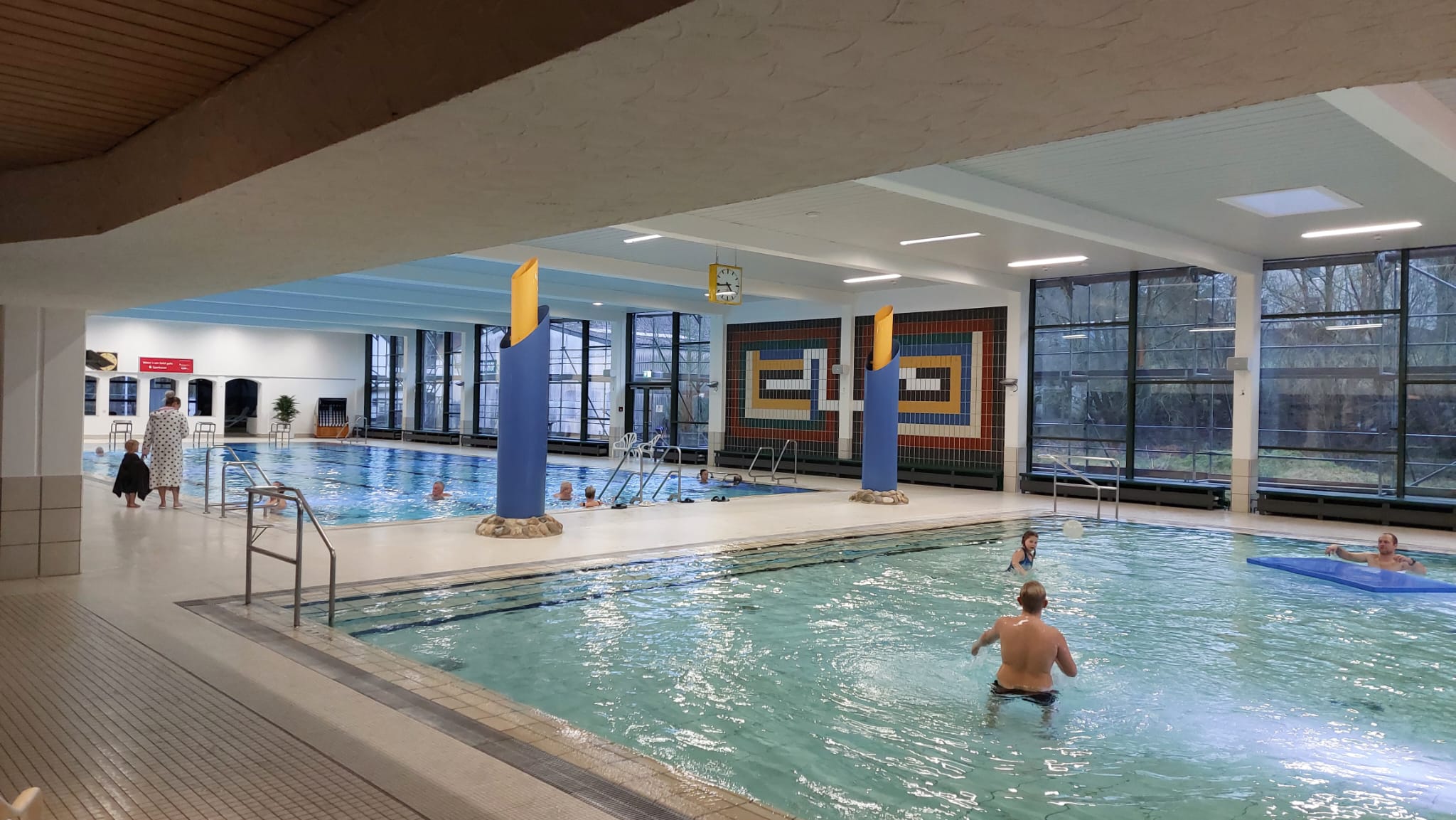 Badebereich im Uslarer Badeland - Schwimmbecken und Freizeitbereich des Bürgerbads