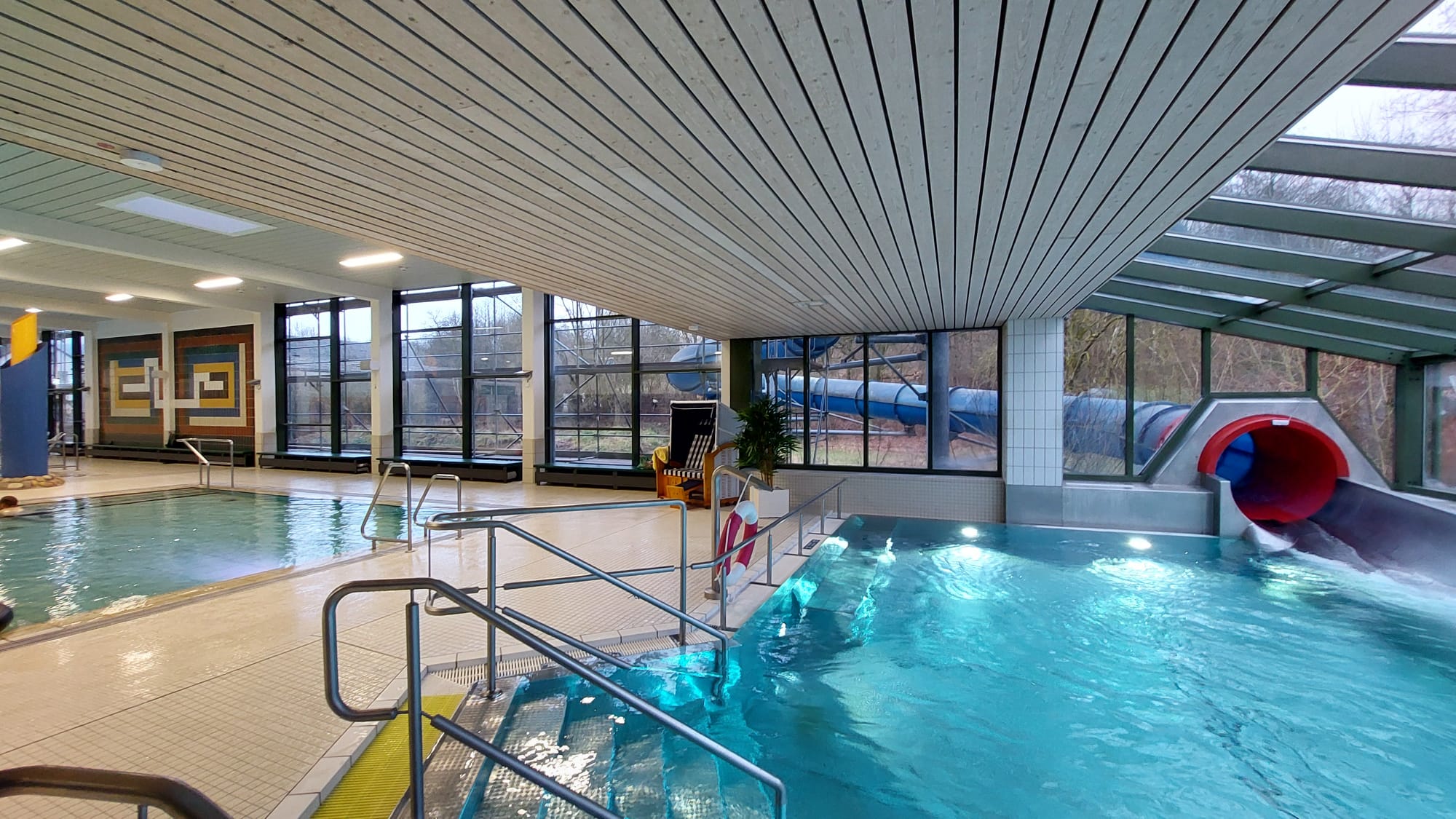 Blick auf Becken und Rutschenbereich im Uslarer Badeland - Spaßbad für Kinder und Familien